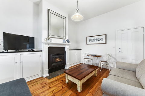 Railway Cottage In Beachport - Your Accommodation 1