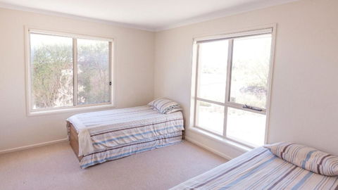 Golfers Paradise (18th Tee) - 52 Huntingdale Drive - Your Accommodation 1