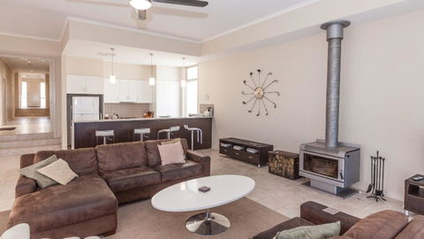 Golfers Paradise (18th Tee) - 52 Huntingdale Drive - Your Accommodation 18