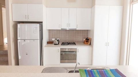 Golfers Paradise (18th Tee) - 52 Huntingdale Drive - Your Accommodation 10