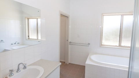 Golfers Paradise (18th Tee) - 52 Huntingdale Drive - Your Accommodation 3