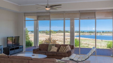 Golfers Paradise (18th Tee) - 52 Huntingdale Drive - Your Accommodation 15