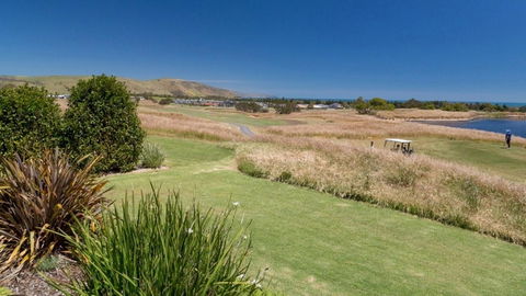 Golfers Paradise (18th Tee) - 52 Huntingdale Drive - Your Accommodation 13