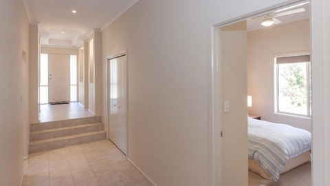 Golfers Paradise (18th Tee) - 52 Huntingdale Drive - Your Accommodation 17