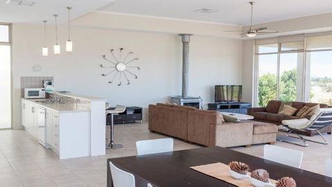 Golfers Paradise (18th Tee) - 52 Huntingdale Drive - Your Accommodation 9