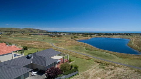 Golfers Paradise (18th Tee) - 52 Huntingdale Drive - Your Accommodation 0