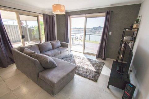 Waterfront On Jefferson, At Wellington Marina, SA - Your Accommodation 6