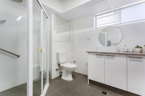 Laman Lodge, Unit 2, 15 Laman Street - Your Accommodation 11