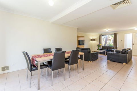 Country Comfort Perth - Your Accommodation 8
