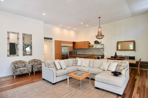 East On Byron - Your Accommodation 13