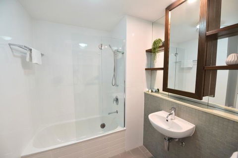 East On Byron - Your Accommodation 32