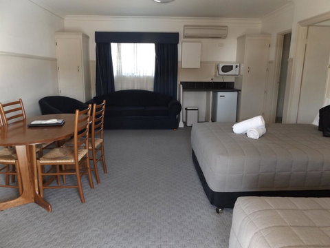 Ben Chifley Motor Inn - Your Accommodation 24