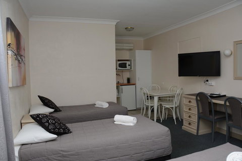 Ben Chifley Motor Inn - Your Accommodation 4