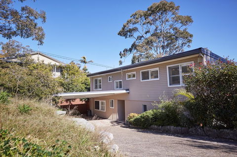 Bright And Spacious Family Home With Leafy Deck - Your Accommodation 32