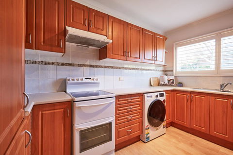 Bright And Spacious Family Home With Leafy Deck - Your Accommodation 17