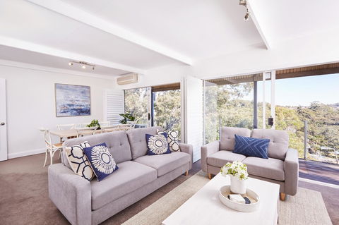 Bright And Spacious Family Home With Leafy Deck - Your Accommodation 0