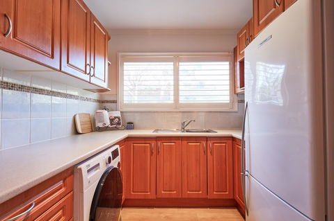 Bright And Spacious Family Home With Leafy Deck - Your Accommodation 18