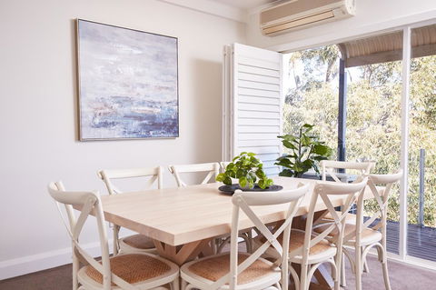 Bright And Spacious Family Home With Leafy Deck - Your Accommodation 22