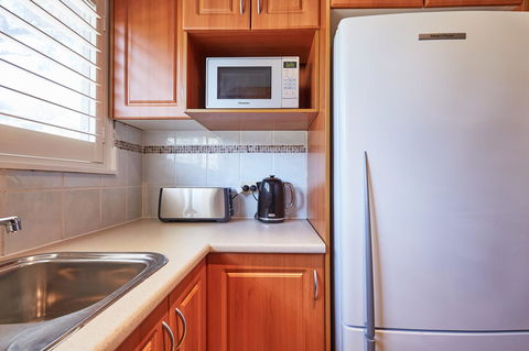 Bright And Spacious Family Home With Leafy Deck - Your Accommodation 19