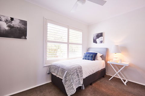 Bright And Spacious Family Home With Leafy Deck - Your Accommodation 24