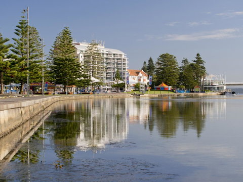 Oaks The Entrance Waterfront Suites - Your Accommodation 4