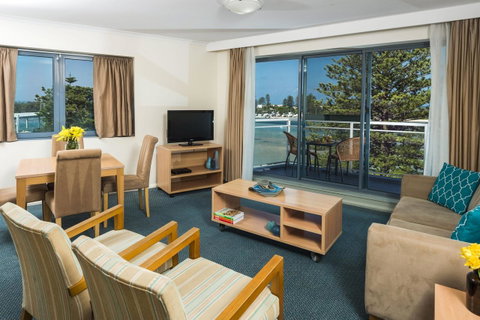 Oaks The Entrance Waterfront Suites - Your Accommodation 2