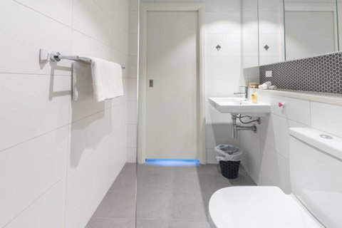Two Bedders Apartment With Stunning Water View - Your Accommodation 12