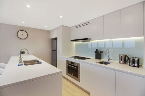 Brand New 3 Bedrooms Apt With Waterfront View - Your Accommodation 7
