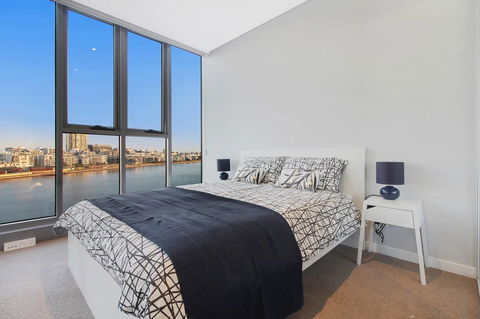 Brand New 3 Bedrooms Apt With Waterfront View - Your Accommodation 18
