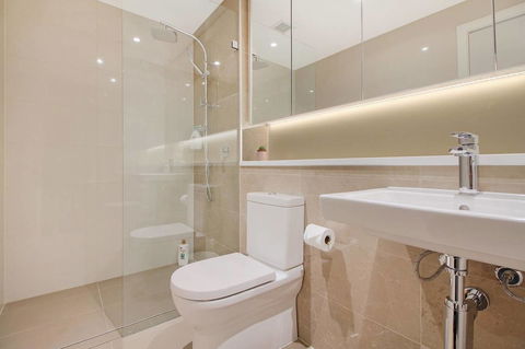 Brand New 3 Bedrooms Apt With Waterfront View - Your Accommodation 1
