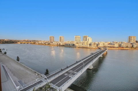 Brand New 3 Bedrooms Apt With Waterfront View - Your Accommodation 8