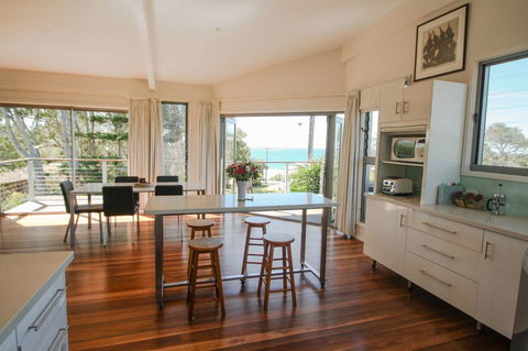 Valla's Beach House - Your Accommodation 11