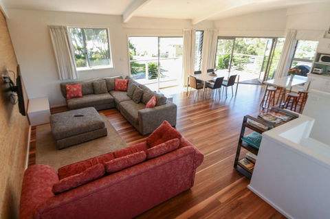 Valla's Beach House - Your Accommodation 9