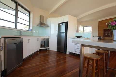 Valla's Beach House - Your Accommodation 8