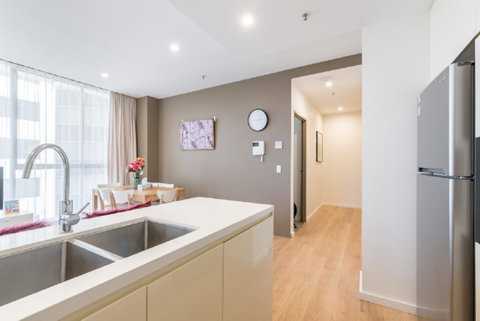 Sydney CBD Modern 2 Bedroom Apartment + Free Car Parking - Your Accommodation 6
