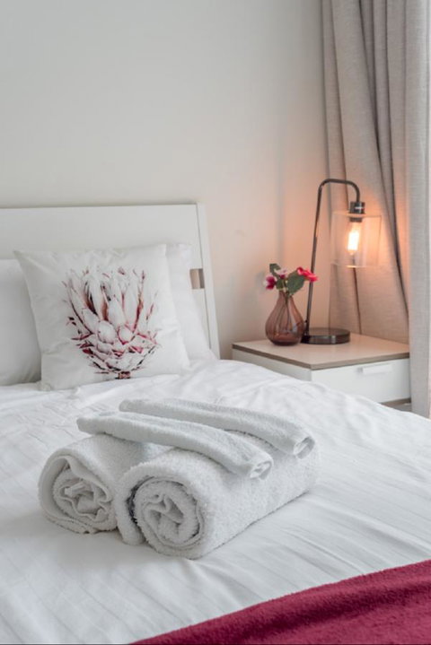 Sydney CBD Modern 2 Bedroom Apartment + Free Car Parking - Your Accommodation 10