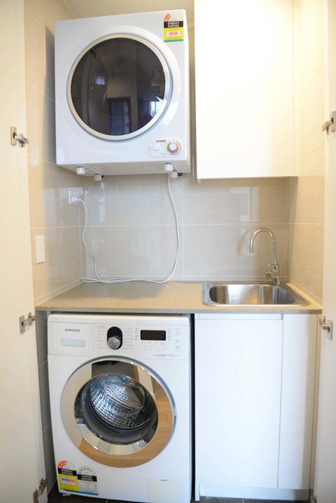 Sydney CBD Modern 2 Bedroom Apartment + Free Car Parking - Your Accommodation 26
