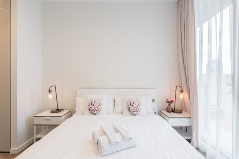 Sydney CBD Modern 2 Bedroom Apartment + Free Car Parking - Your Accommodation 7
