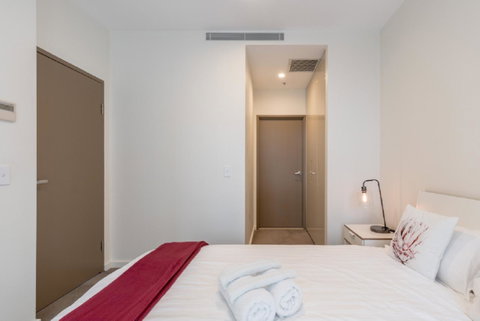Sydney CBD Modern 2 Bedroom Apartment + Free Car Parking - Your Accommodation 9