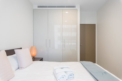 Sydney CBD Modern 2 Bedroom Apartment + Free Car Parking - Your Accommodation 12