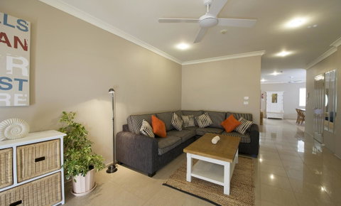 Marty's @ Little Beach - Your Accommodation 11