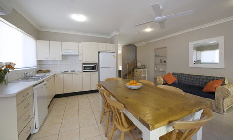 Marty's @ Little Beach - Your Accommodation 10