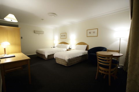 Carlyle Suites & Apartments - Your Accommodation 6