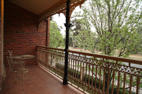 Carlyle Suites & Apartments - Your Accommodation 16