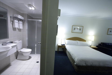 Carlyle Suites & Apartments - Your Accommodation 9