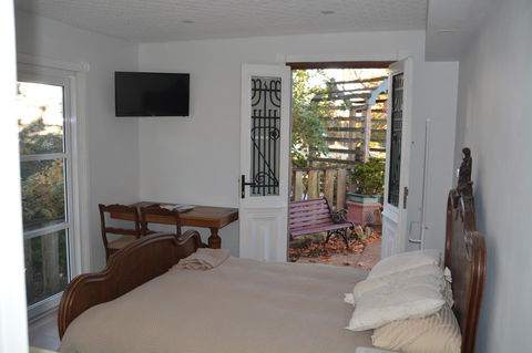 Garden Room - Your Accommodation 6