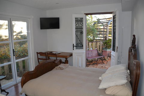 Garden Room - Your Accommodation 4