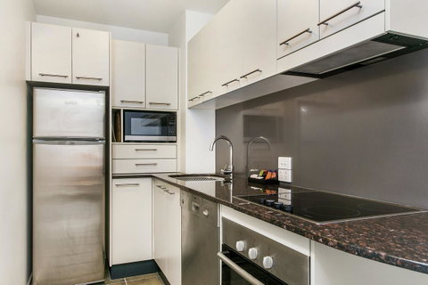 Lennox Holiday Apartments - Your Accommodation 36