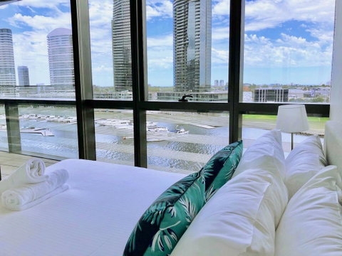 Brilliant Victoria Harbour Waterfront LVII - Your Accommodation 3