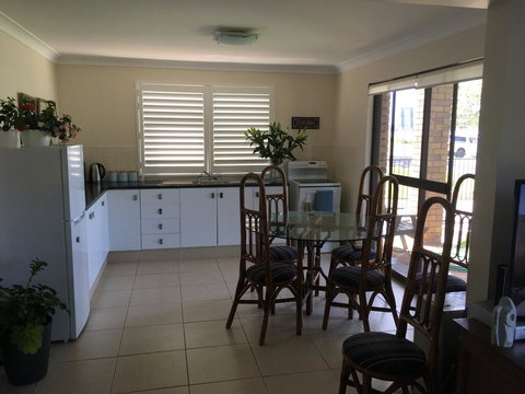 By The Lake - Lake Macquarie - Your Accommodation 2